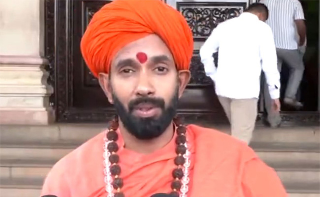 Pranavananda Swamiji urges Cong to make Shivakumar Karnataka CM